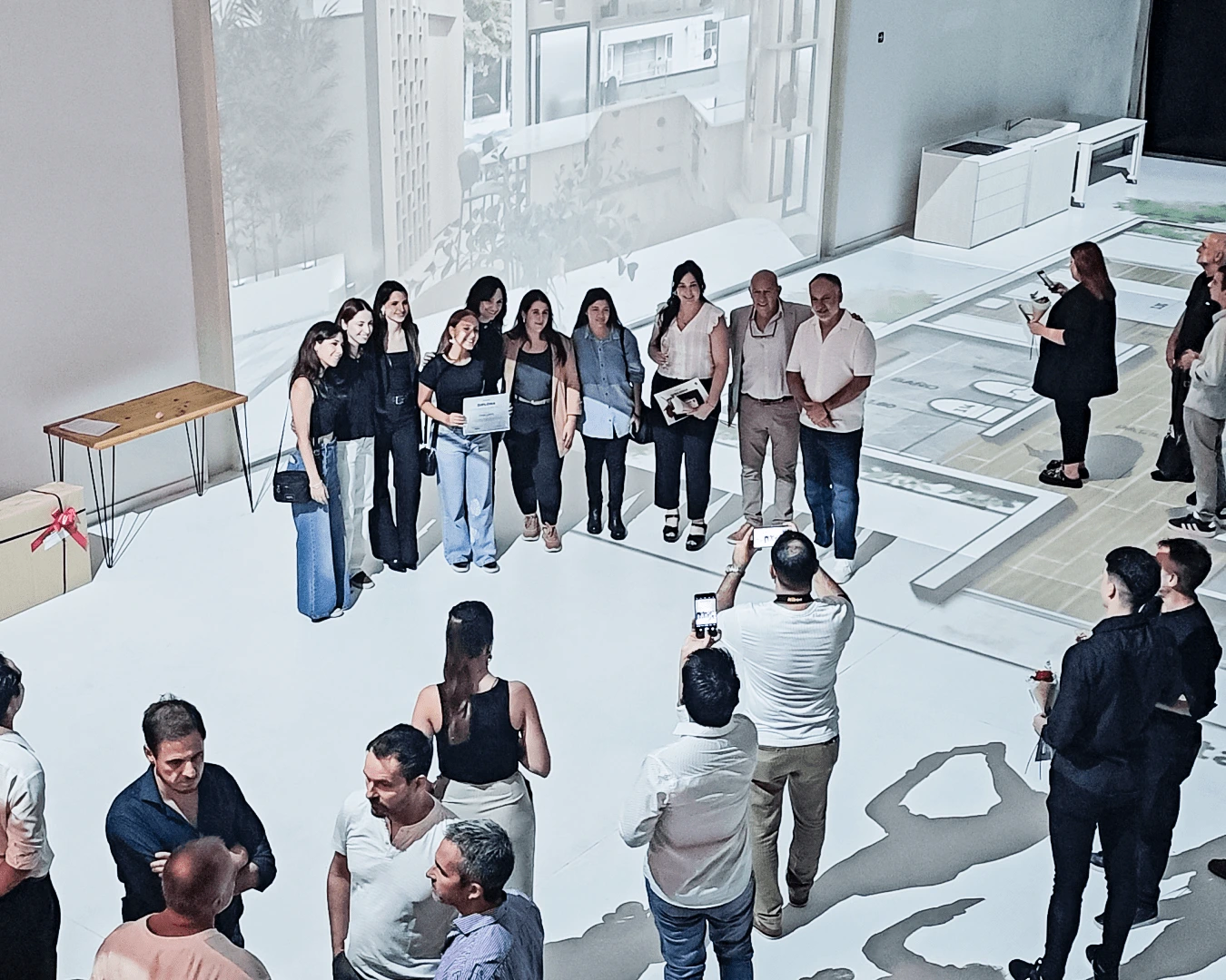 Arquitectos rodeados de equipos explicando