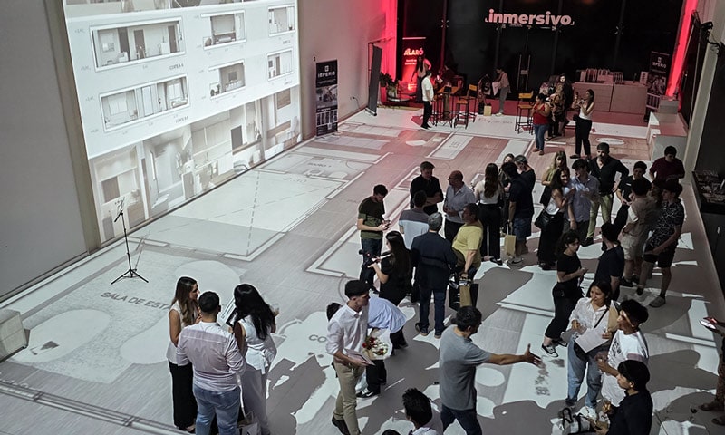 Presentación del concurso de arquitectura en las oficinas de Inmersivo con proyección de planos a escala real